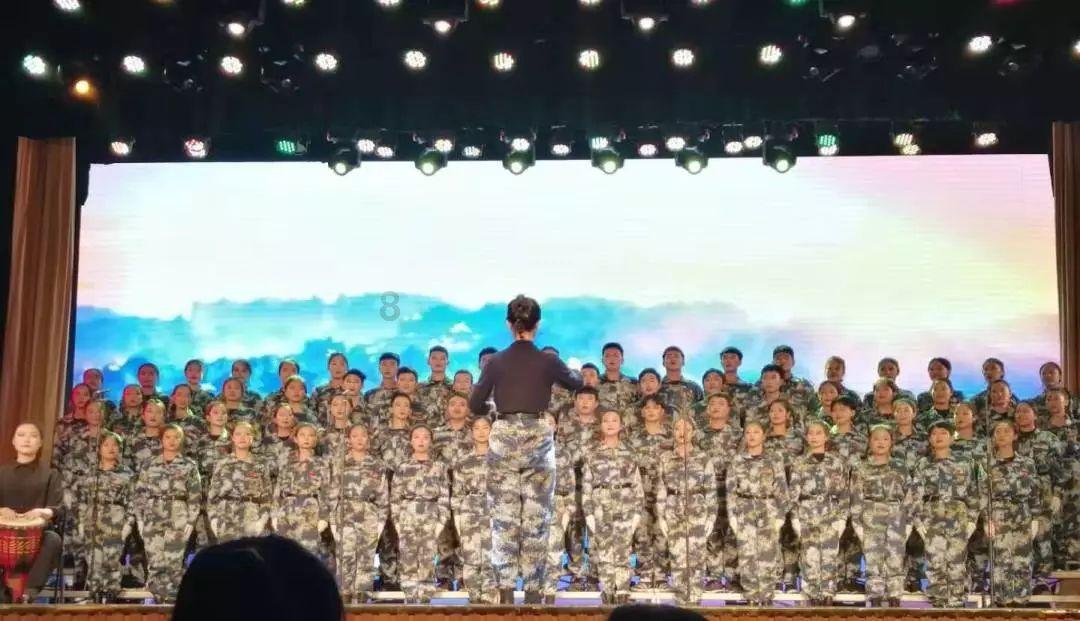 六个人勾肩搭背打一成语是什么游戏画面